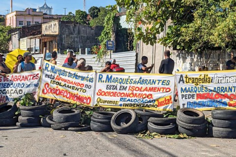 Moradores protestam por realocação em bairro próximo a mina em Maceió