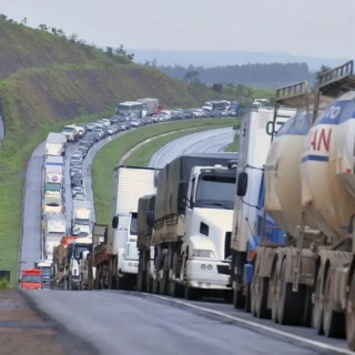 Custo do transporte de cargas aumenta 32,7% em 2023 por má conservação das rodovias, aponta CNT